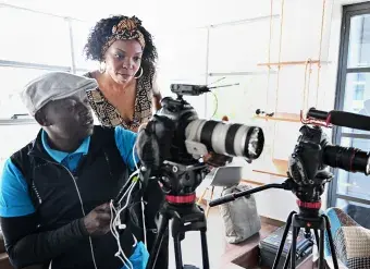 Adelle Onyango (en marron) interagit avec un invité lors d’un tournage pour son podcast Legally Clueless, à Nairobi. Photo : ONU Femmes/James Ochweri