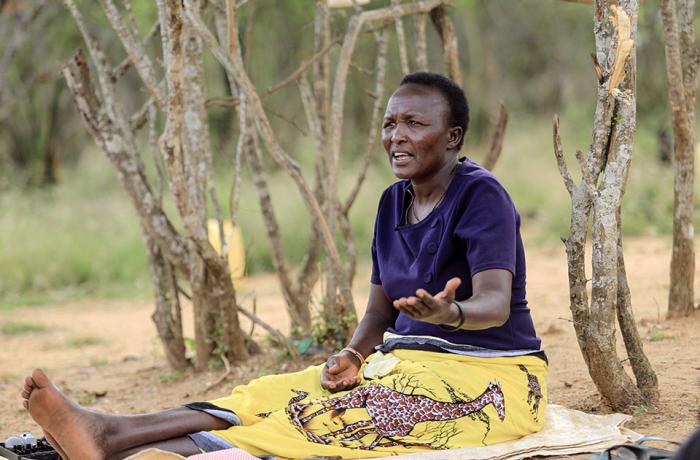 Priscilla Nanagiro explica su experiencia sobre la mutilación genital femenina en Amudat. Fotografía: Communication for Development Foundation Uganda (CDFU) /B. Ssewankambo