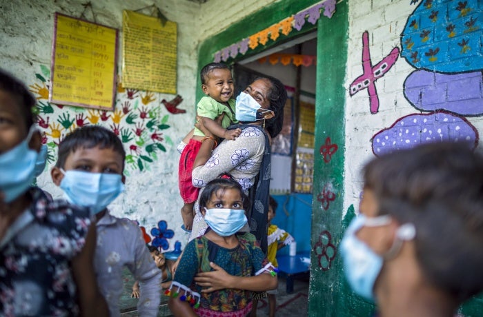 Niños y niñas en una creche móvil en Greater Noida (India). Una creche es una guardería que brinda cuidado infantil mientras las madres y padres trabajan. Fotografía: ONU Mujeres/Prashanth Vishwanathan.