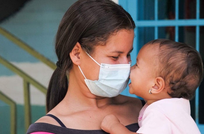 Una madre y su bebé en un centro de salud en Venezuela. Fotografía: UNFPA
