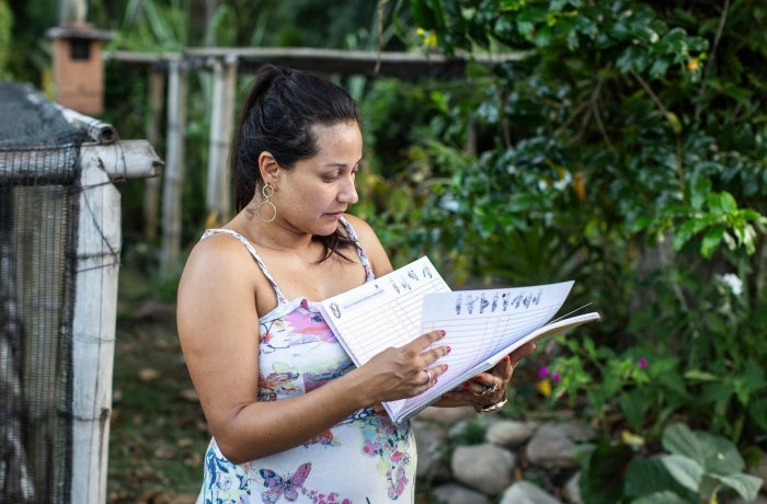 Janette Dantas, de 33 años, embarazada de siete meses en la foto, es una de varias mujeres agricultoras en Brasil que están liderando una revolución silenciosa al talar sus propios productos. 