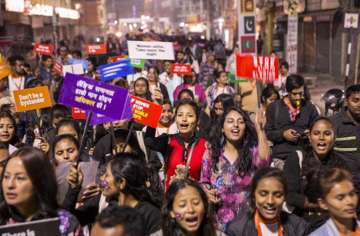 Des centaines de personnes se rassemblent à Janakpur, au Népal, en décembre 2019 pour participer à une marche des femmes. Photo : ONU Femmes/Uma Bista