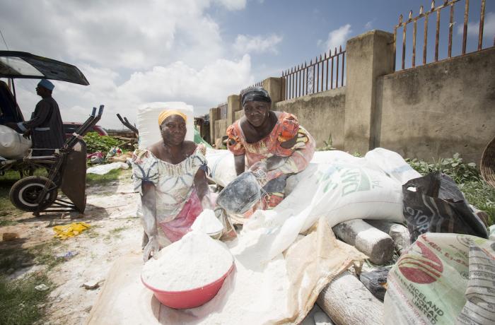 Des femmes vendent de la farine de manioc sur un marché à Abuja, au Nigeria. Au Nigeria, la farine de manioc est couramment ajoutée à la farine de blé produite à partir de blé importé afin de réduire le coût de fabrication du pain, des biscuits, des gâteaux et d’autres produits de boulangerie. Photo : IFPRI/Milo Mitchell