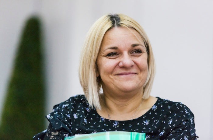 Après avoir dû faire face à des déplacements deux fois en Ukraine, Anastasia Perepylytsia puise de son expérience pour aider d’autres se trouvant dans des situations similaires. Photo : ONU Femmes/Anna Korbut