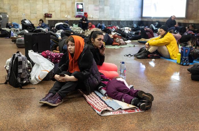 Citizens of Kyiv, Ukraine spend the night at the metro station Heroes of the Dnieper during the first days of the war in February 2022. Photo: UN Women/Serhii Korovainyi