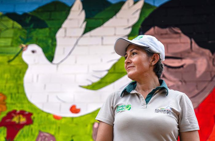 Marinelly Hernández, conocida como Ruby entre los miembros de las FARC, actualmente desempeña un papel de liderazgo en Pondores (Colombia), una comunidad donde se han establecido los excombatientes para iniciar una nueva etapa como civiles después de la firma del Acuerdo de Paz con el gobierno colombiano en 2016. ONU Mujeres apoya el liderazgo de las mujeres excombatientes. 