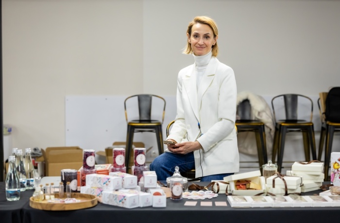 Légende : Olesea Kolomiets dirigeait une chocolaterie à Odessa, en Ukraine. Elle vient de démarrer une nouvelle entreprise en Moldavie. Photo : ONU Femmes 