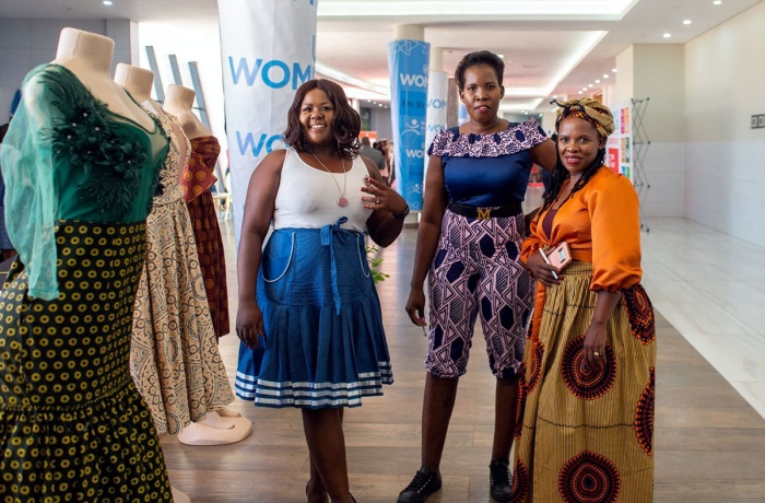 Les participantes du programme « Accelerating Women-Owned Micro Enterprises » (Accélérer l’essor des microentreprises possédées par les femmes) présentent leurs créations de mode à Gaborone au Botswana.