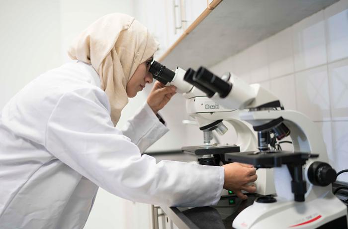 Forensic science  Rawan Tomalieh conducts a microscopic examination in Ramallah, West Bank 2019.   Photo: HAYA Joint Programme/Samar Hazboun.