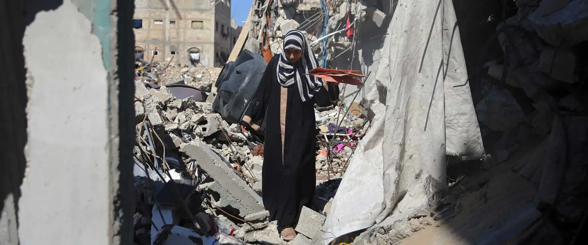 Kholoud Al Gourani, 28, spoke to UN Women about her experiences of war, displacement, and uncertainty in Gaza, Palestine. Photo: UN Women/Suleiman Hajji