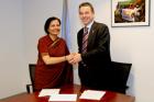 Acting Head of UN Women, Lakshmi Puri, and Danish Minister of Development Cooperation, Christian Friis Bach, sign the host country agreement at UN Women headquarters in New York on 23 April.